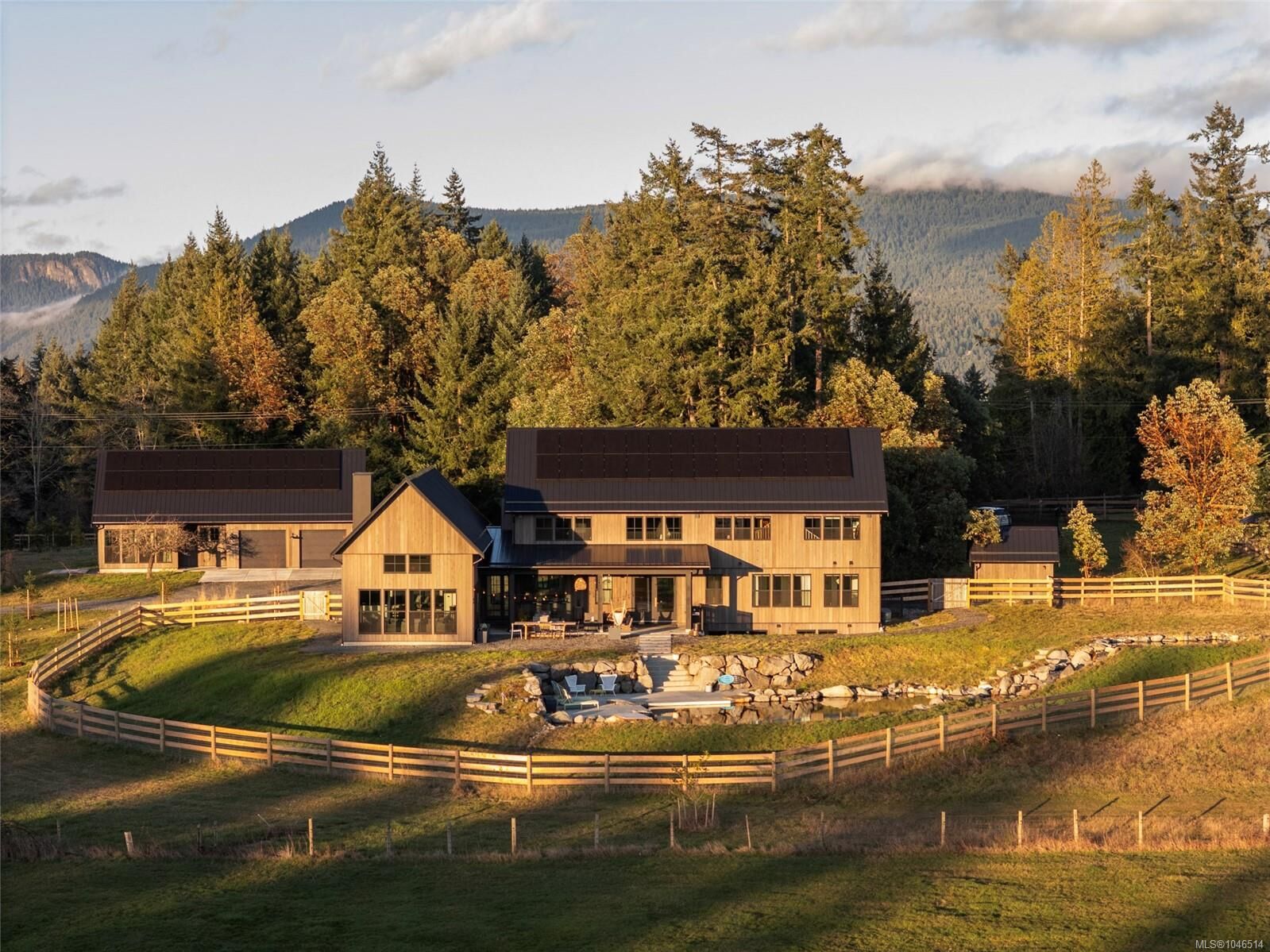 Property Photo: 1210 Cherry Point Rd BC V0R 1N2