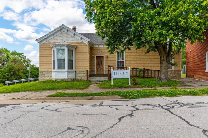 Property Photo:  401 High St  MO 65233 