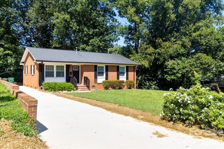 Property Photo:  1814 Windham Place  NC 28205 