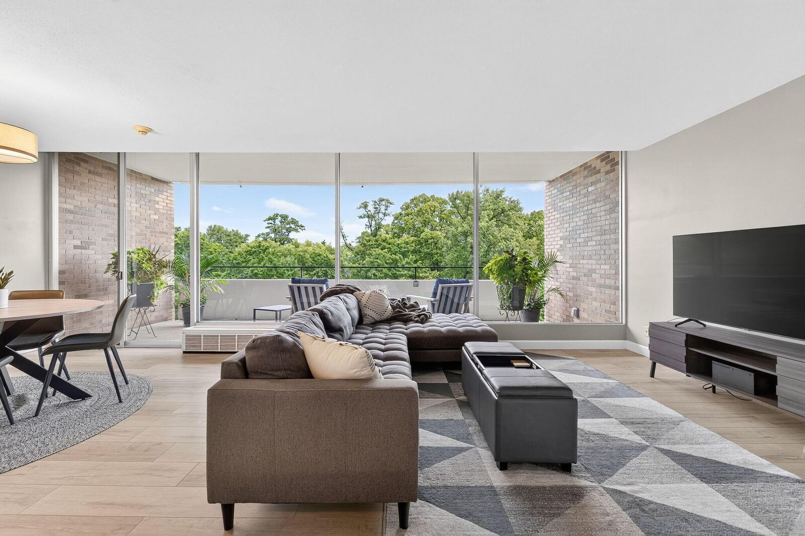 Property Photo:  1000 Urlin Avenue  OH 43212 
