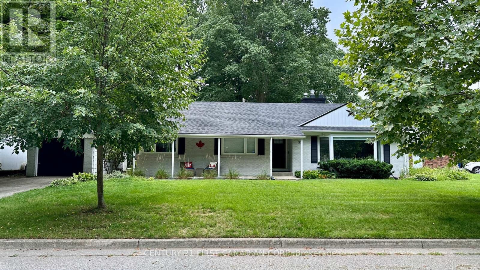 Property Photo: 33 Braemar Crescent ON N6H 2X2