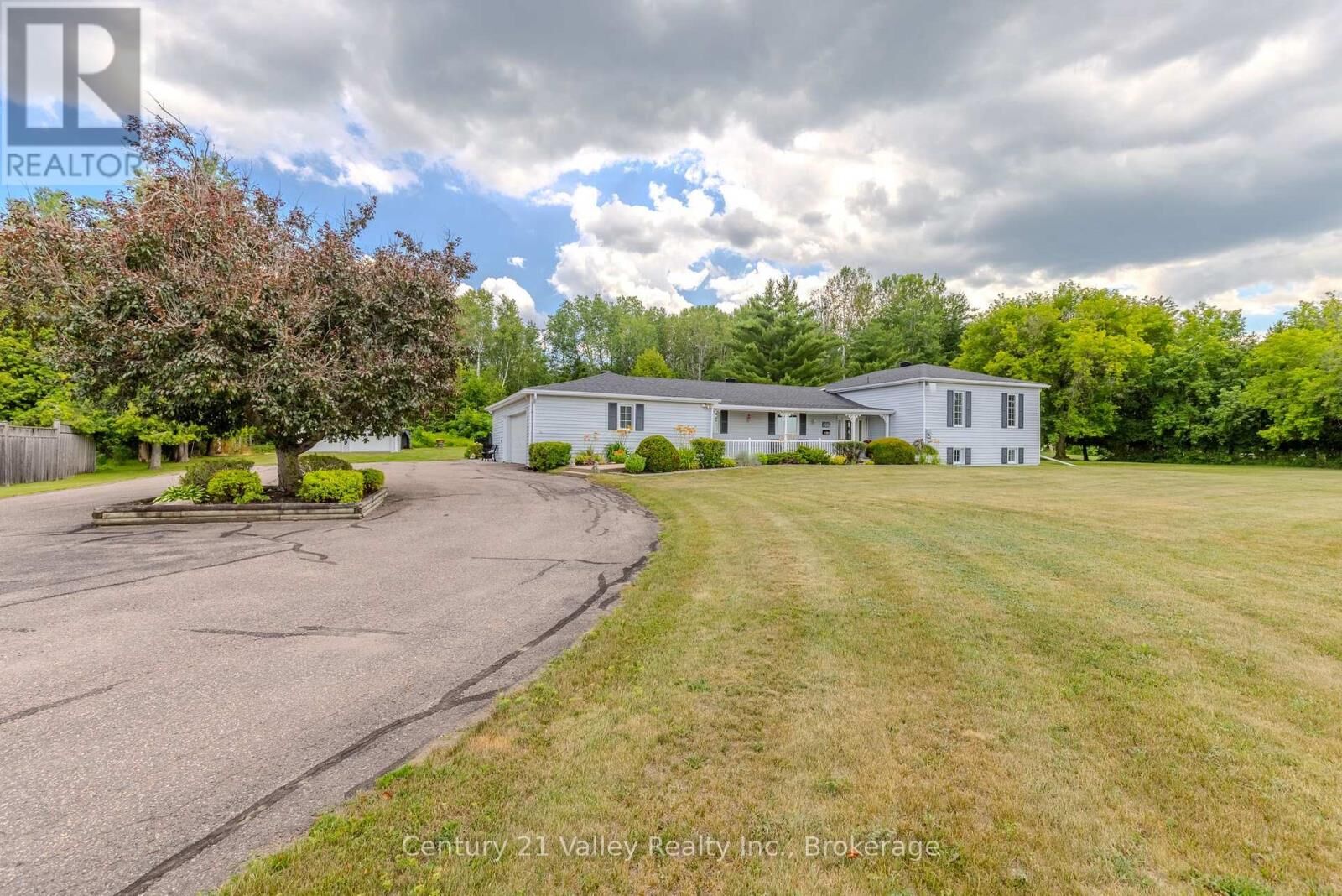 Property Photo:  406 Water Street  ON K0J 1T0 