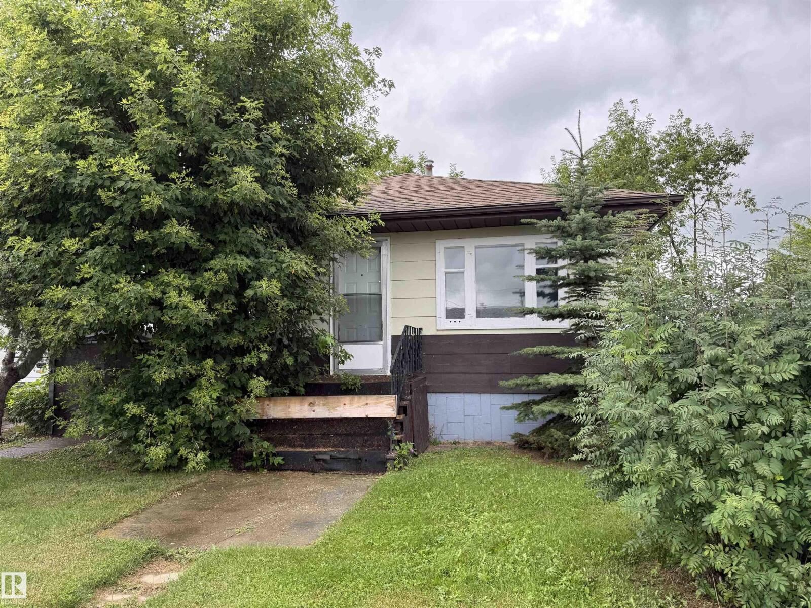 Property Photo:  5518 51 St  AB T9C 1K2 