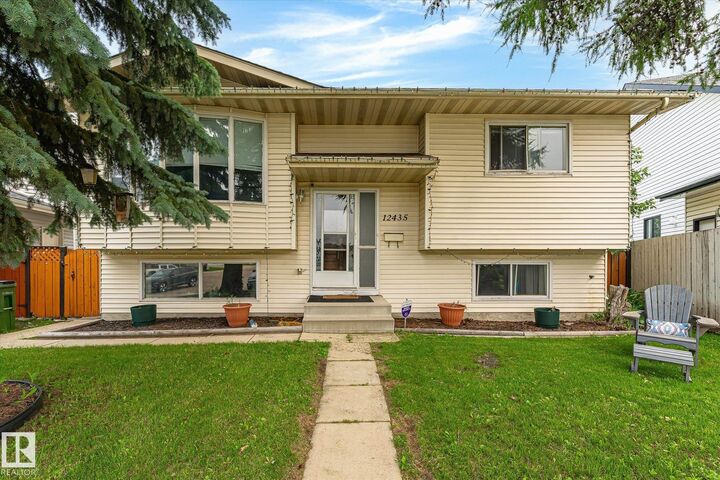 12435 46 Street NW — photo 1