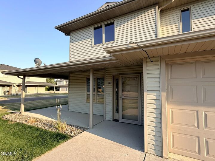 Property Photo:  719 Mayflower Drive  ND 58504 