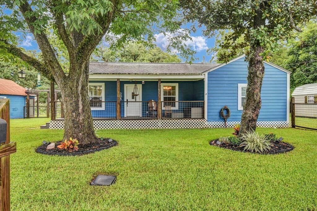 Property Photo: 305 South 15th Street TX 77486