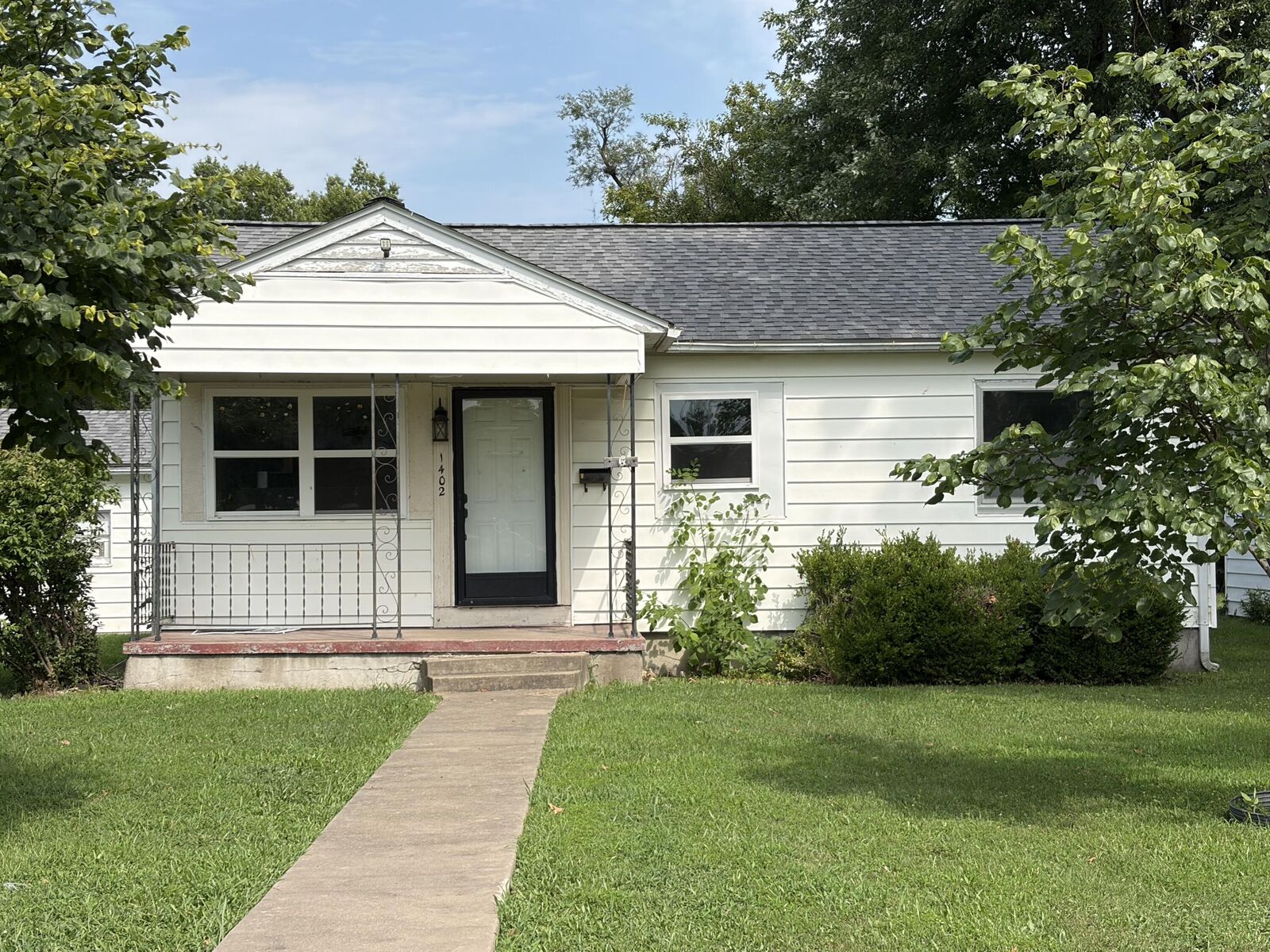 Property Photo:  1402 S Morris Street  MO 65265 