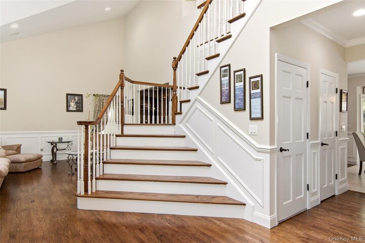 Property Photo: 6 Hayloft Court NY 11787