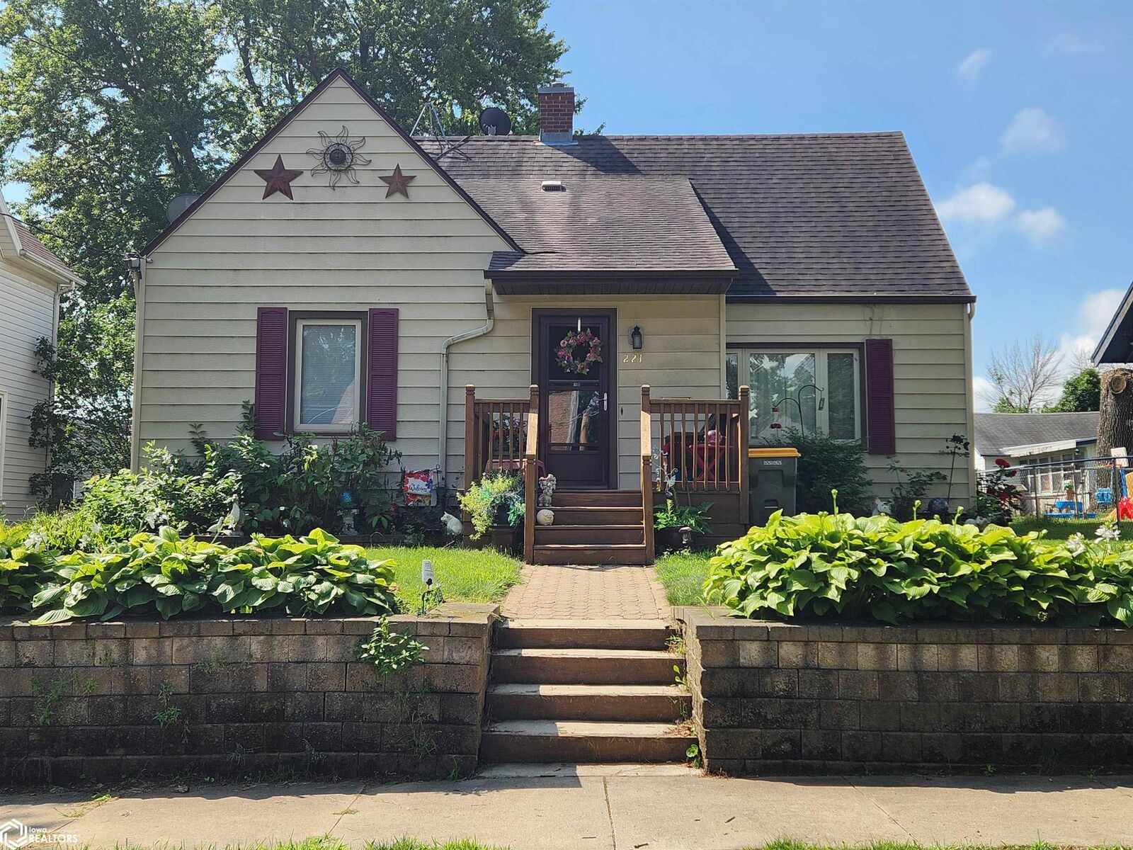 Property Photo:  221 14th Street SE  IA 50401 