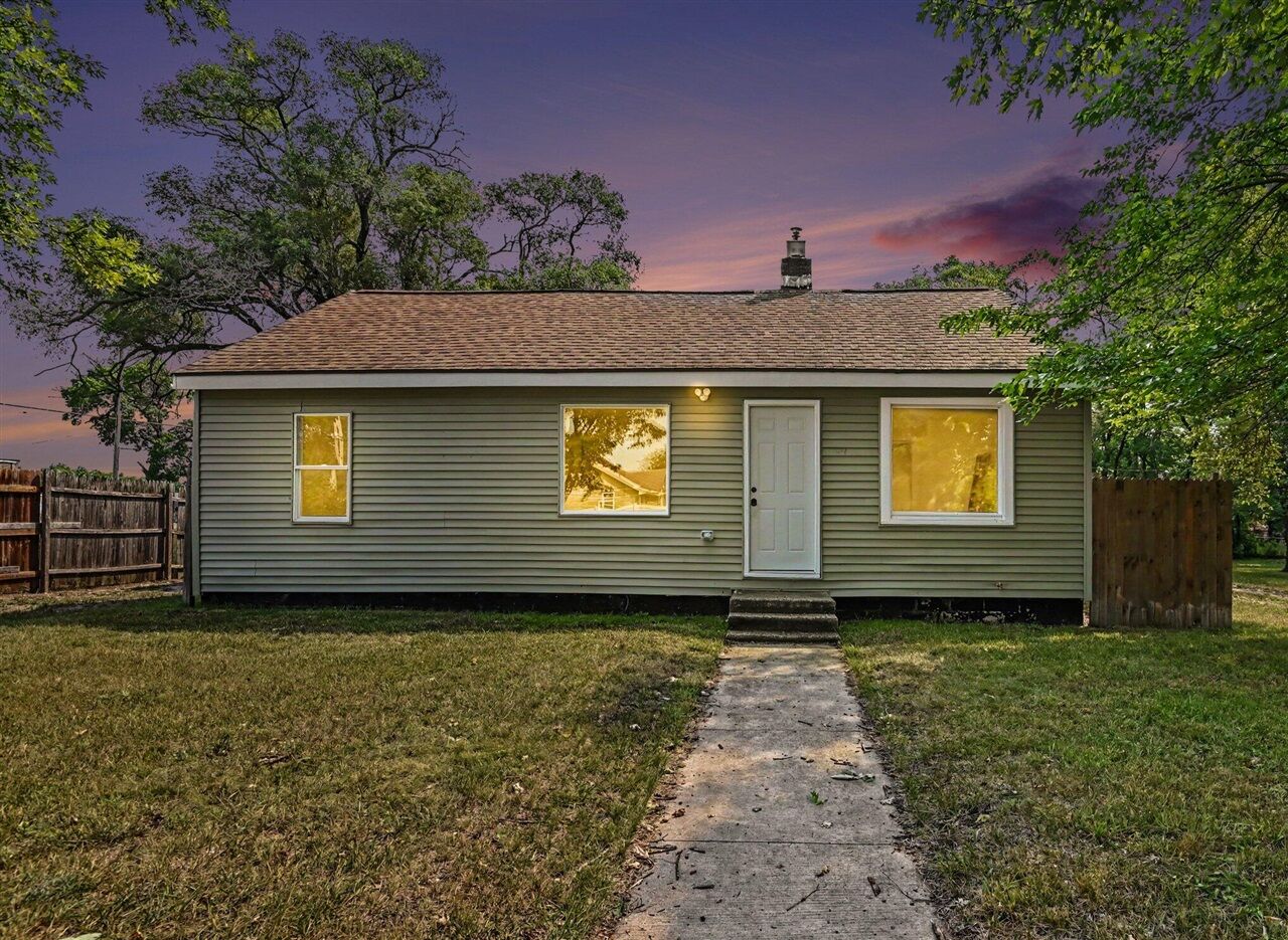 Property Photo:  2304 Dyson Street  MI 49444-1715 