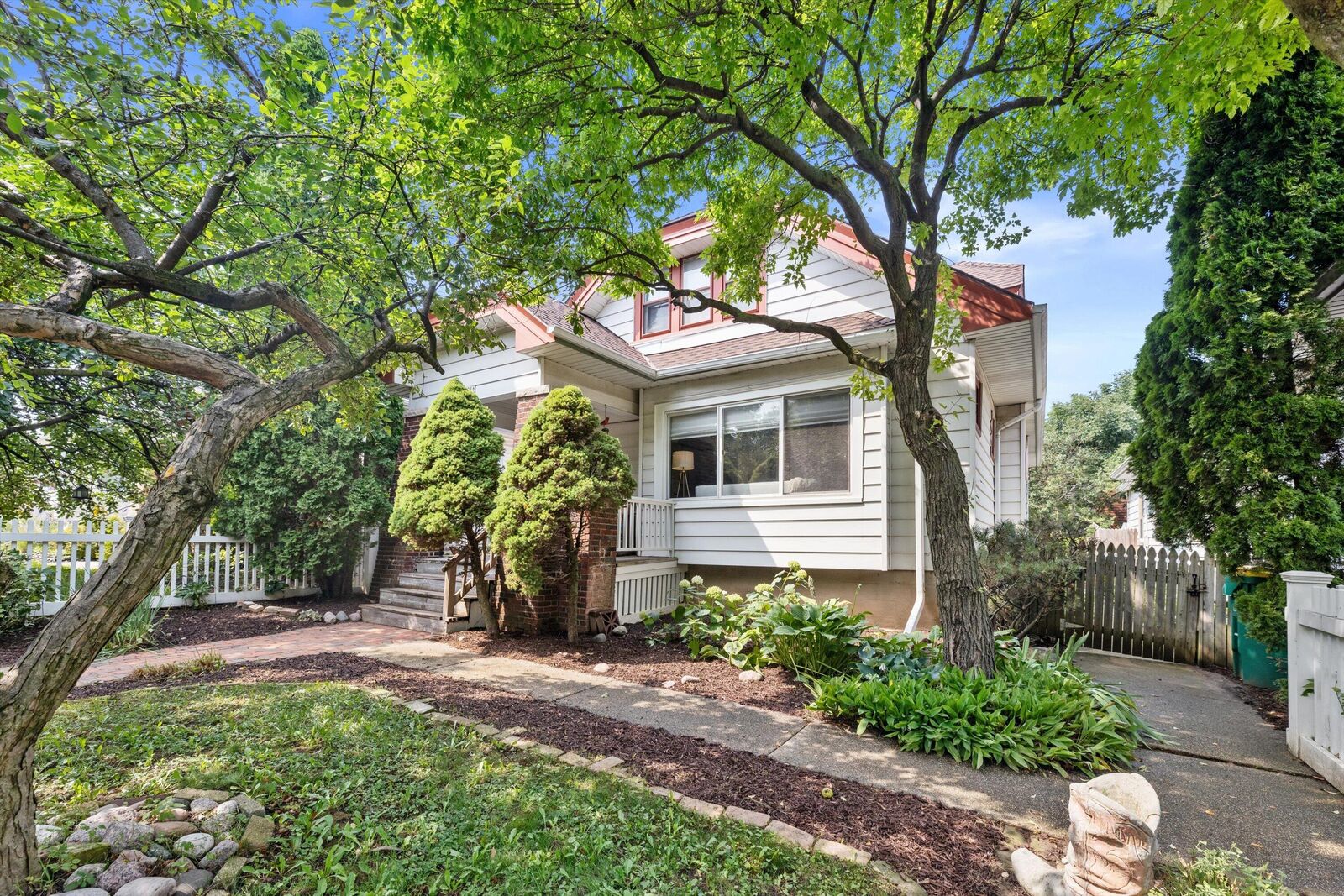 Property Photo: 1816 E Beverly Rd WI 53211
