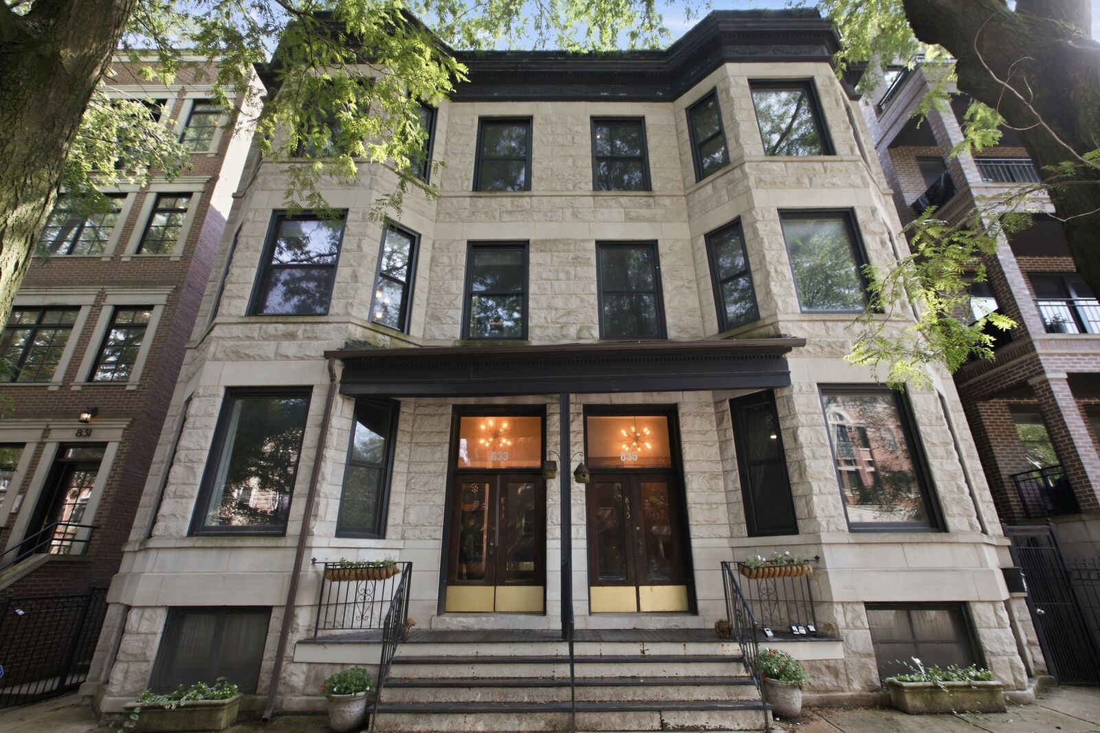Property Photo: 833 W Buckingham Place 3 IL 60657