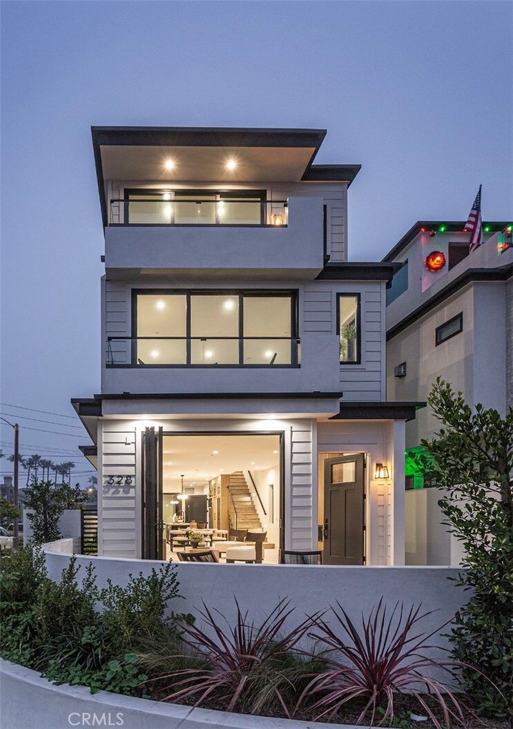 Property Photo:  328 3rd Street  CA 92648 
