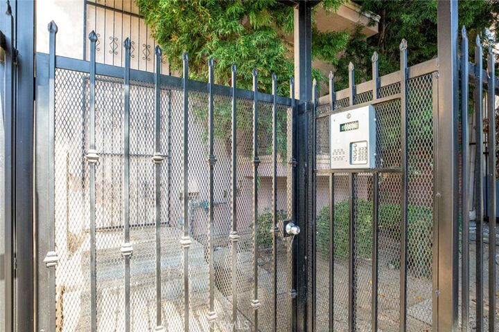 Property Photo:  1835 N Alexandria Avenue 10  CA 90027 