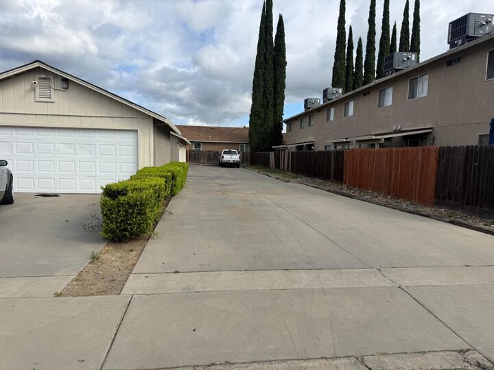 Property Photo:  