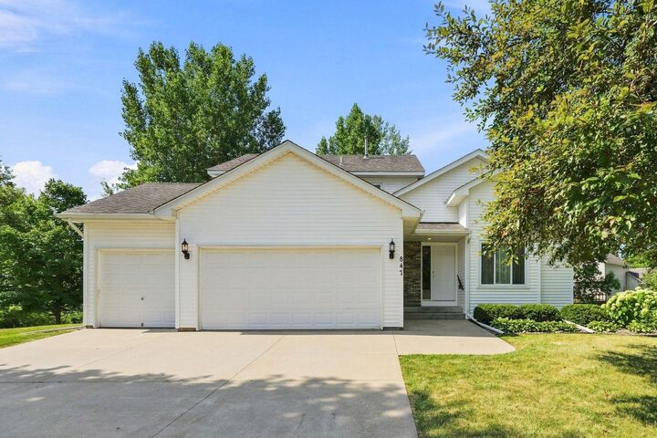 Property Photo: 847 Vista Circle MN 55328