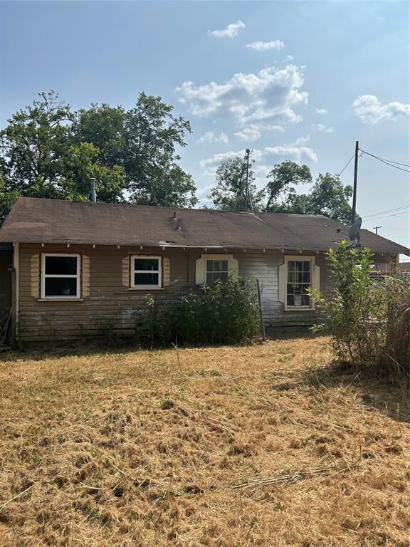 Property Photo: 204 8th Street TX 75446