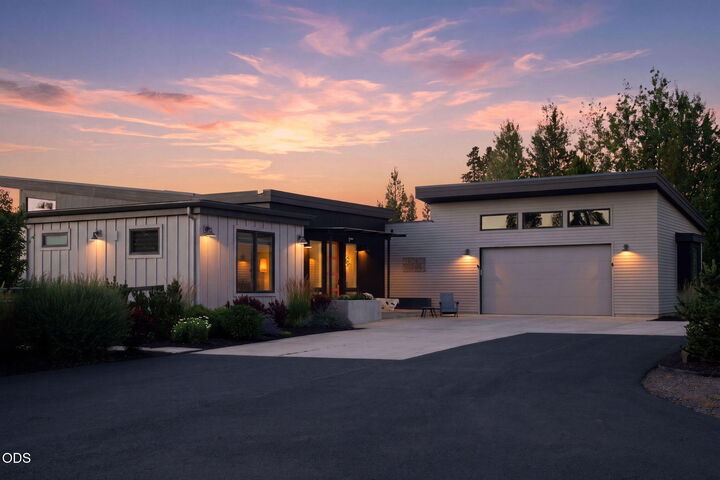 Property Photo:  55543 Huntington Road  OR 97707 