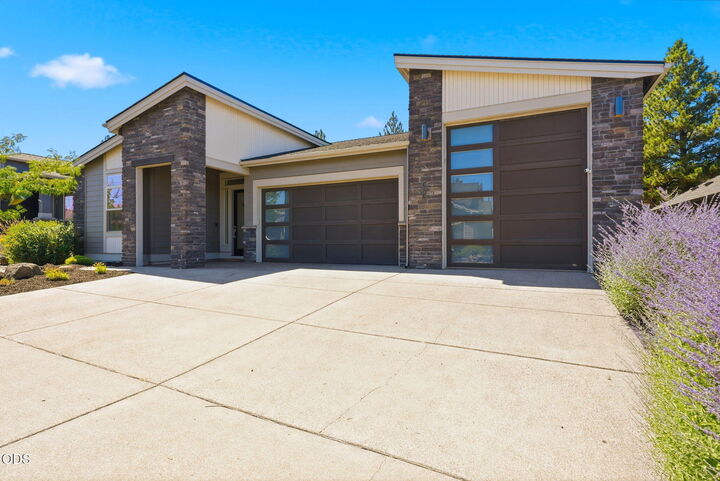 Property Photo: 3083 NW Hidden Ridge Drive OR 97703