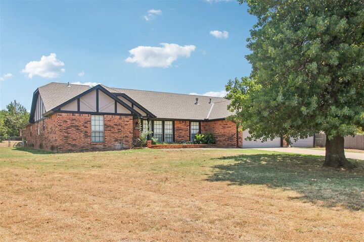 Property Photo:  812 Dripping Springs Drive  OK 73034 