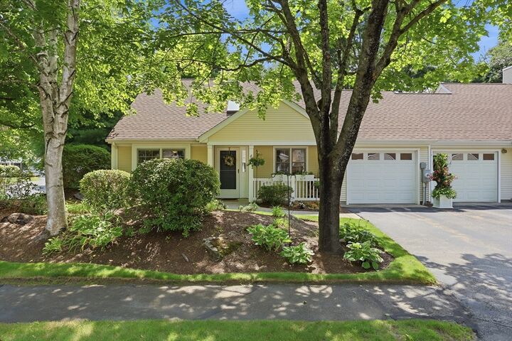 Property Photo:  8 Stratton Drive 8  MA 01545 