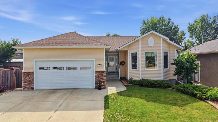 Property Photo: 4203 41 Street Close AB T4J 1V6