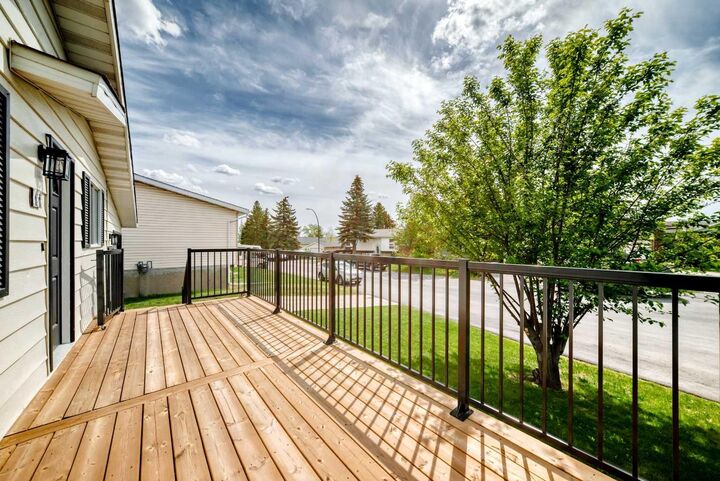 Property Photo: 11 Huntstrom Place NE AB T2K 5V9