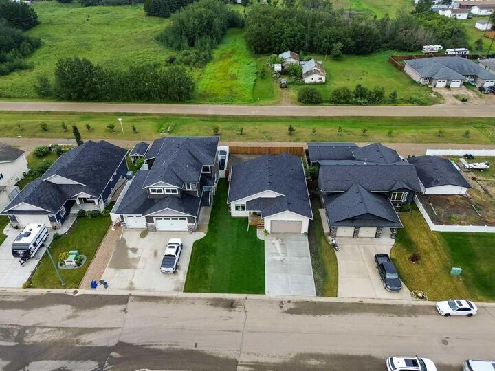 Property Photo: 18 Fawn Meadows Drive AB T0M 0V0