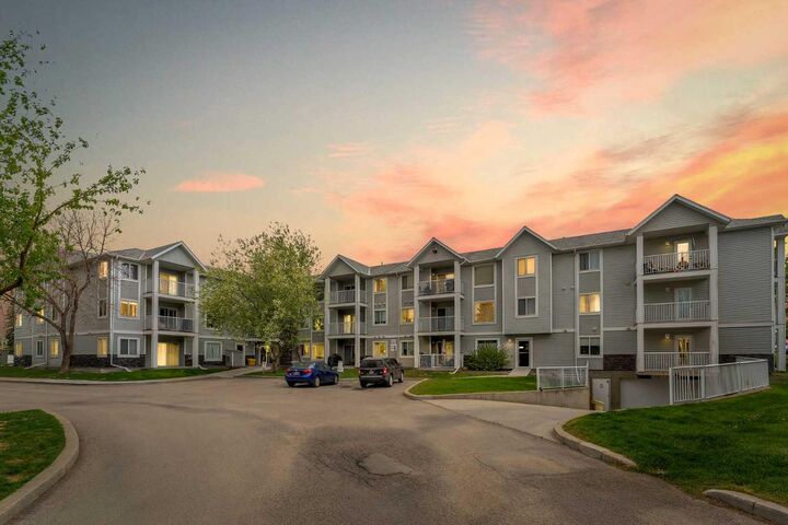 Property Photo:  1307 Valleyview Park SE 307  AB T2B 3R6 