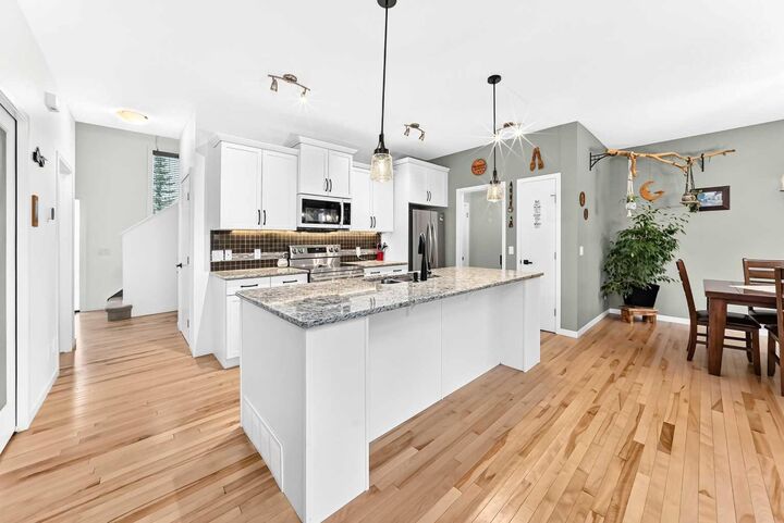 Property Photo:  64 Sunset Square  AB T4C 0H4 