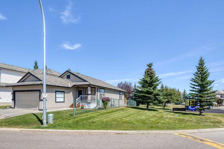 Property Photo: 22 Glensummit Close AB T4C 2J9