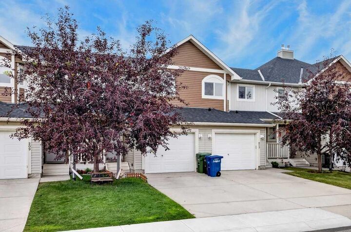 Property Photo:  211 Bayside Point SW  AB T4B 2X6 