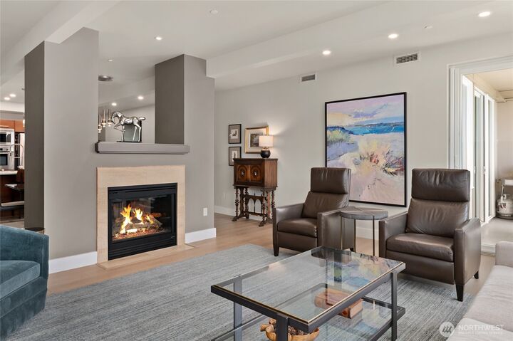 Property Photo: 631 Market St W 202 WA 98033