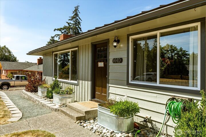 Property Photo:  1440 NE 7th Place  WA 98277 
