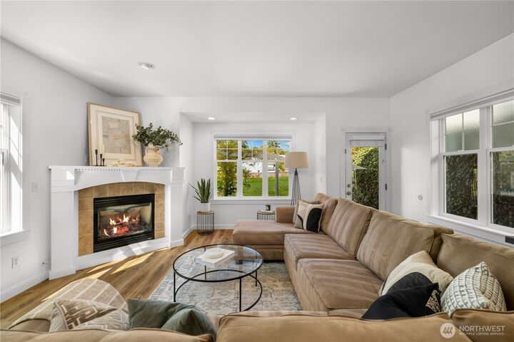 Property Photo:  1827  Parade Grounds Avenue NE  WA 98110 