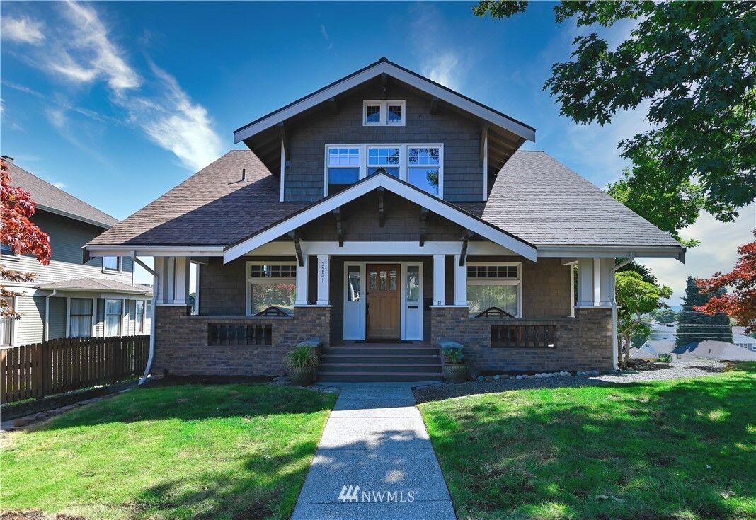 Property Photo:  3231  Grand Avenue  WA 98201 