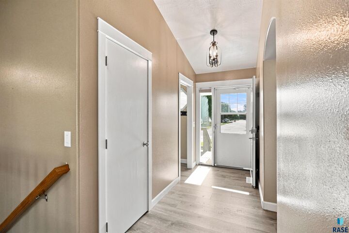 Property Photo:  1613 S Purdue Ave  SD 57106-5411 