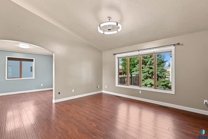Property Photo:  1613 S Purdue Ave  SD 57106-5411 