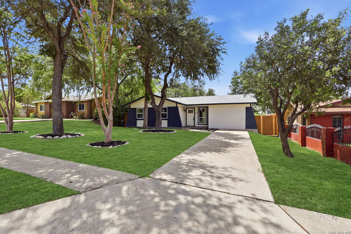 Property Photo: 5306 La Cresenta TX 78228