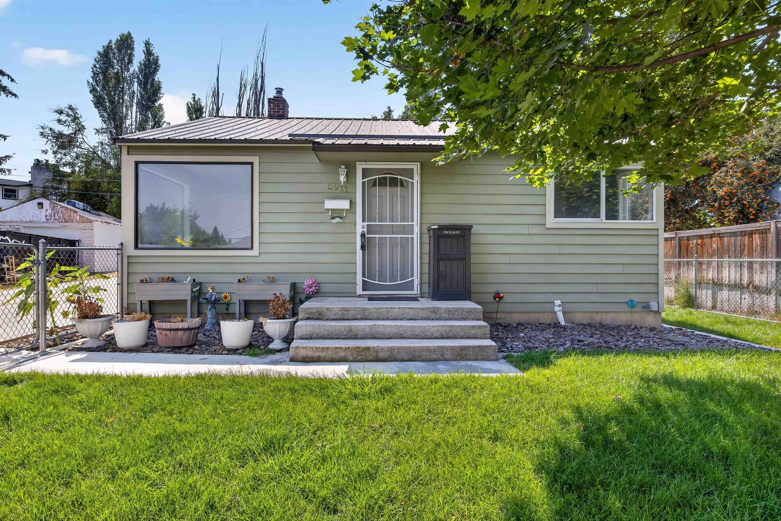 Property Photo: 5911 N Braeburn Dr WA 99205