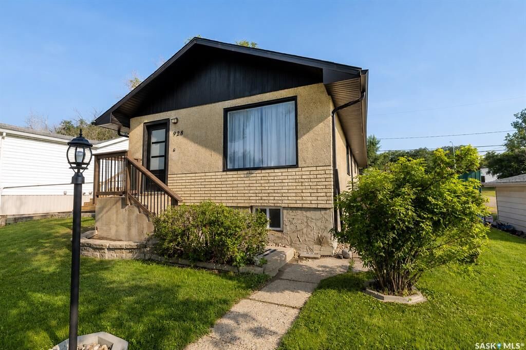 Property Photo: 928 Hochelaga Street W SK S6H 2H8