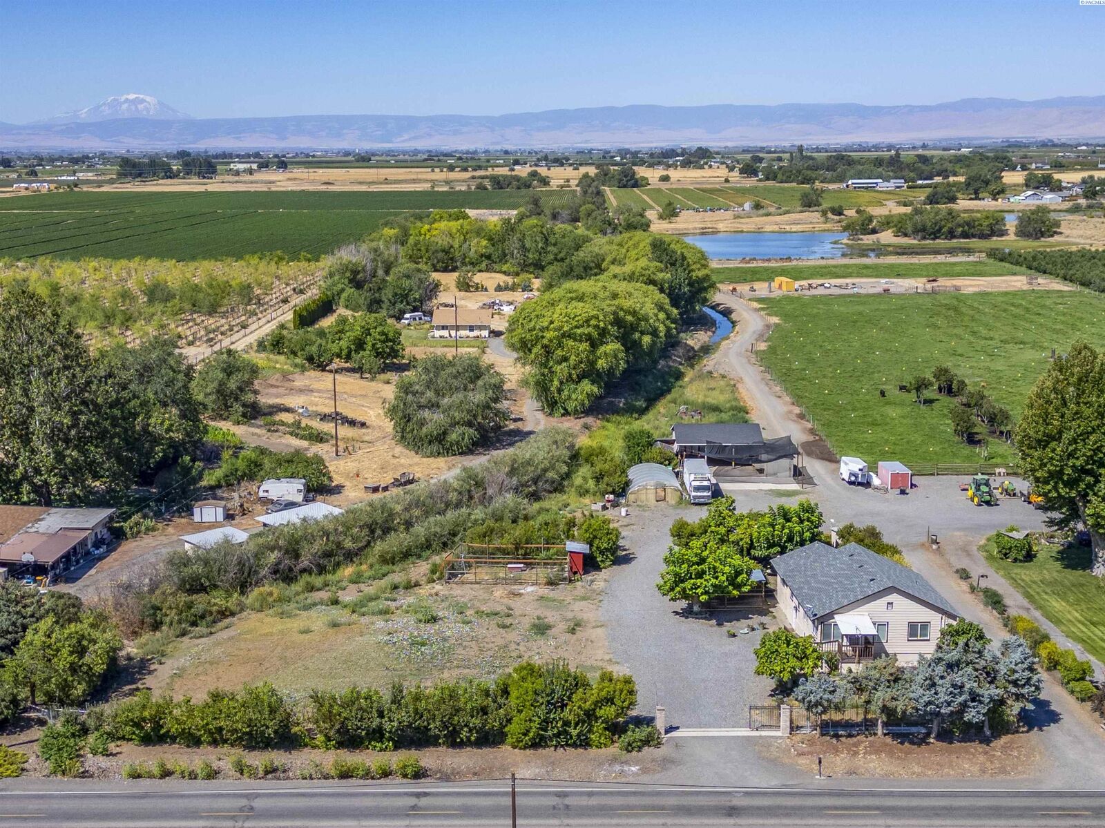 Property Photo: 1180 S Wapato Road WA 98951
