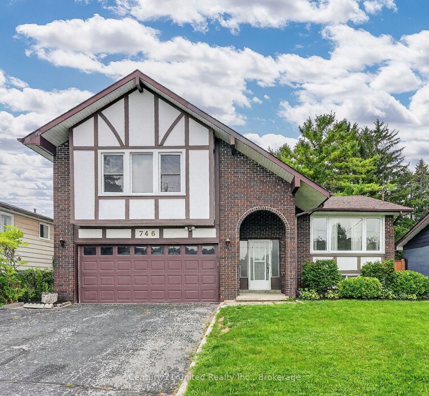Photo de la propriété:  746 Northwood Drive  ON K9A 4W2 
