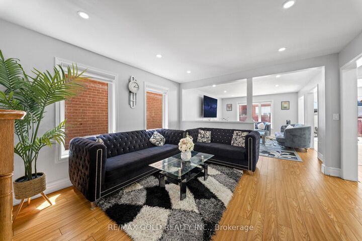 Property Photo: 8 Bayridge Drive ON L6P 2H8