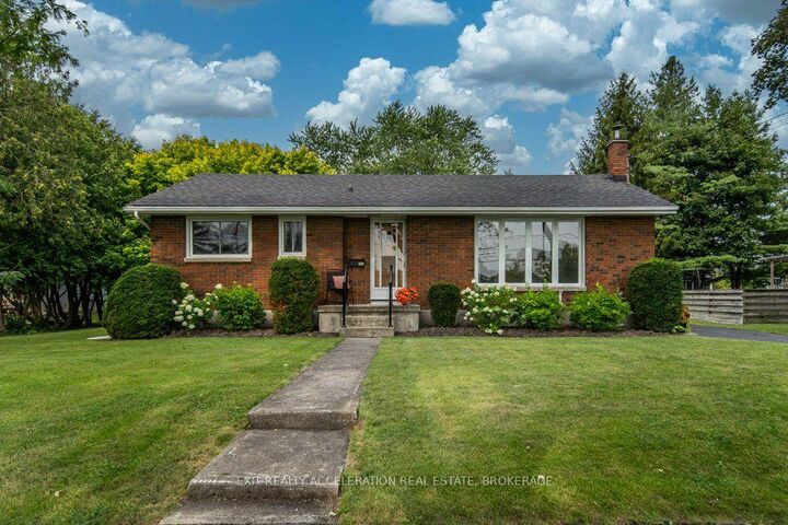 409 Dundas Street W — photo 1