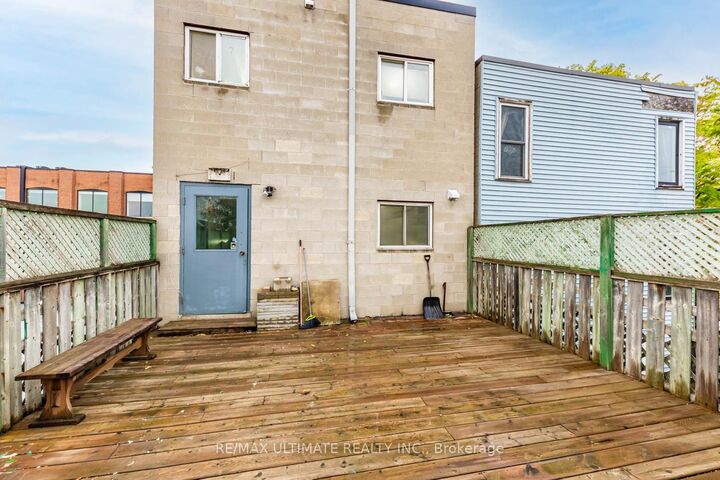 Property Photo:  996 Queen Street E 5  ON M4M 1K1 