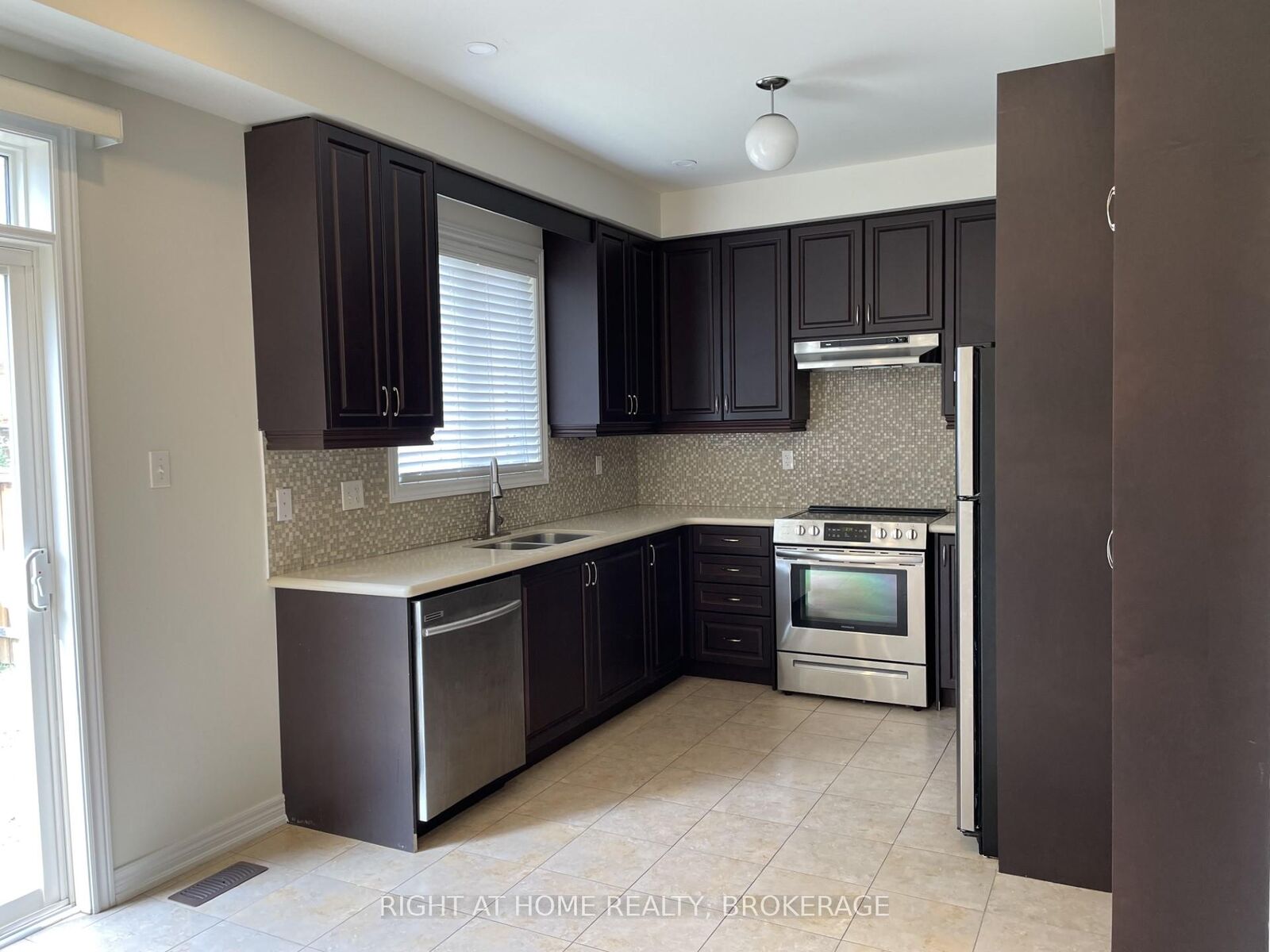 Property Photo:  3211 Edwyna Drive  ON L5M 0V3 