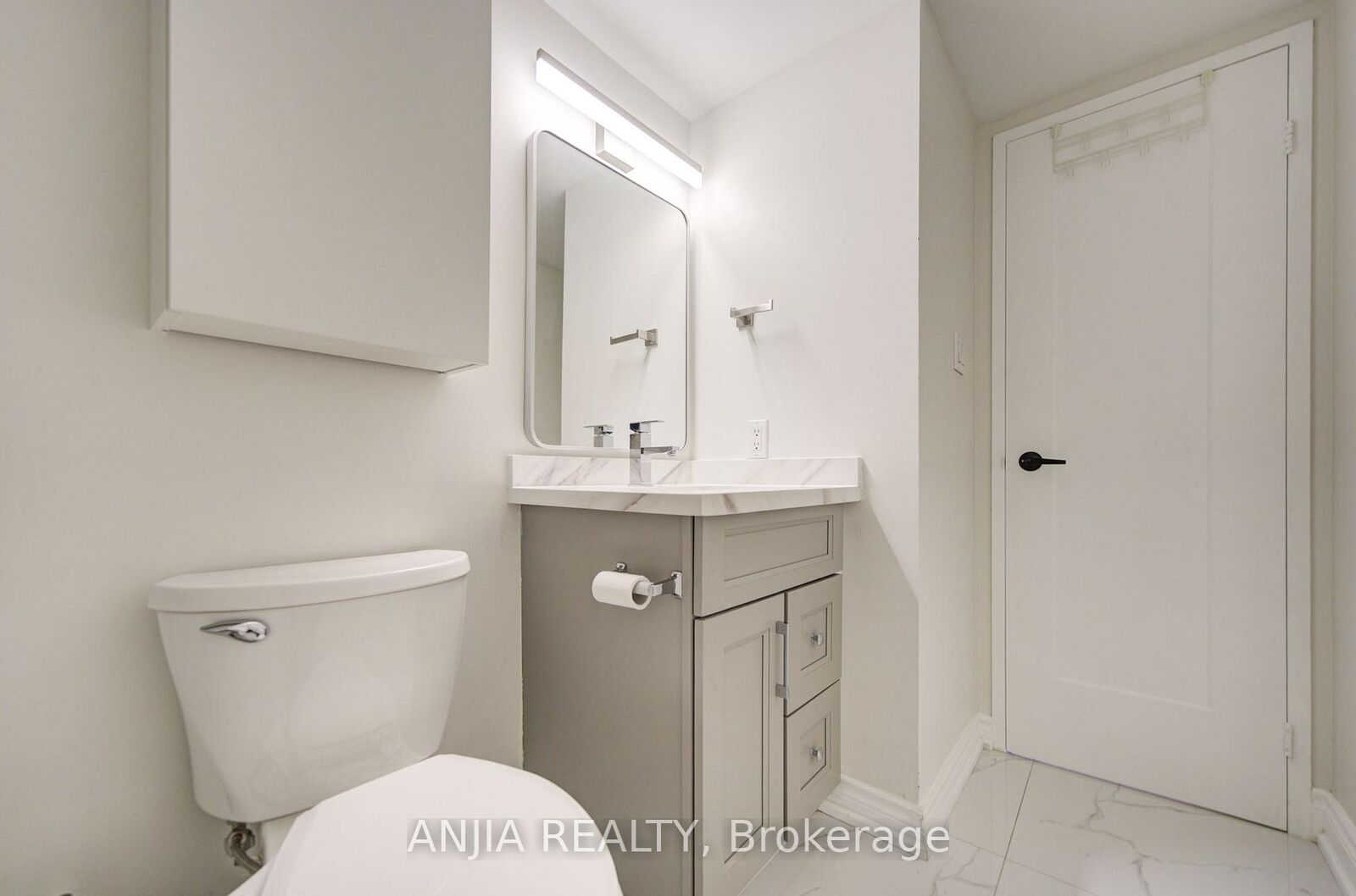 Property Photo:  633 Bay Street 912  ON M5G 2G4 