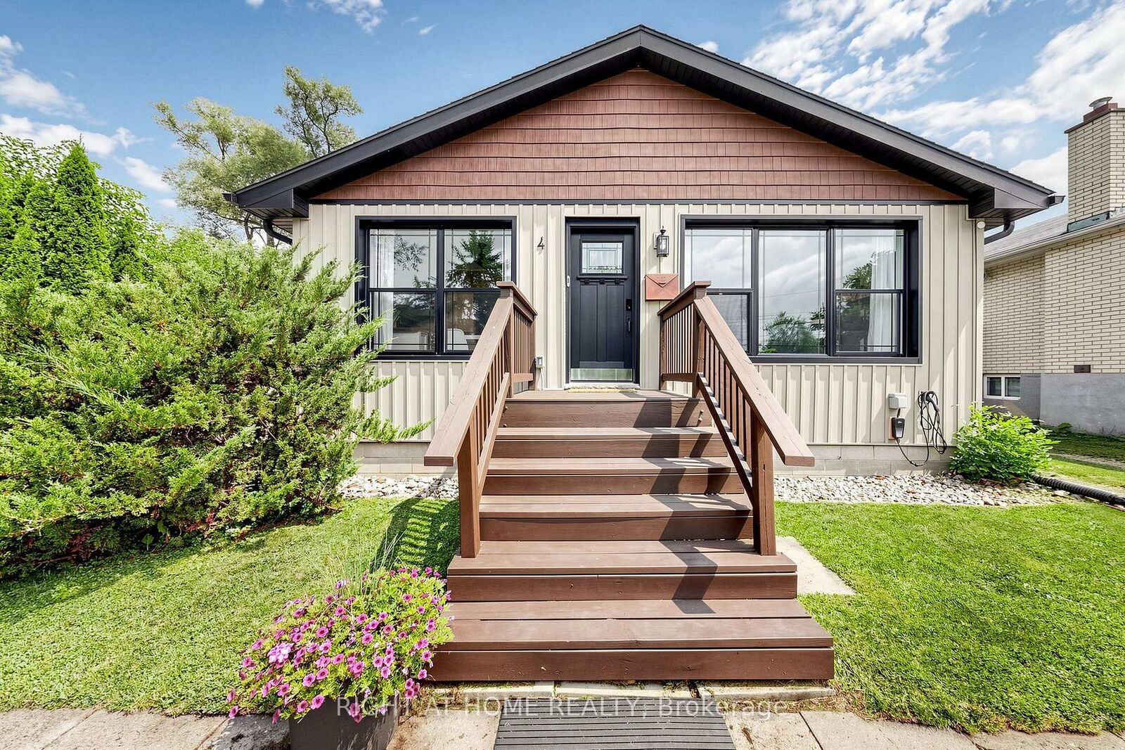 Property Photo: 4 Waterbend Drive ON L4P 2S2