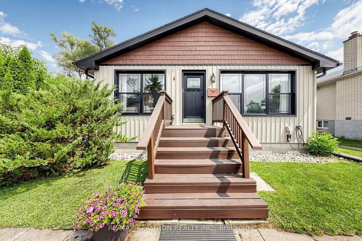4 Waterbend Drive — photo 1